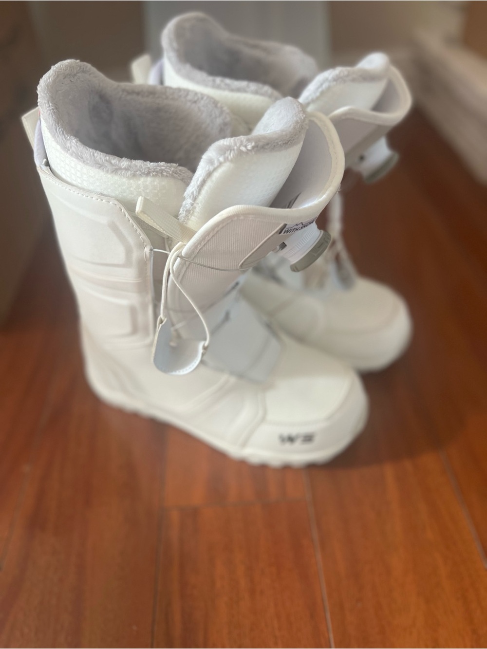 white snowboard boots （7.5）